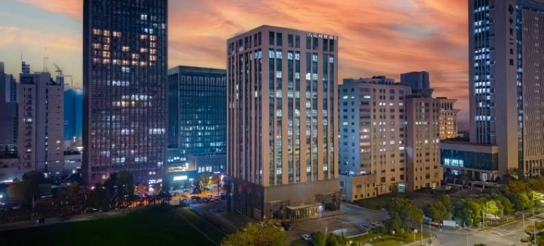 武汉体育中心万达悦华酒店(沌阳大道地铁站店)图片