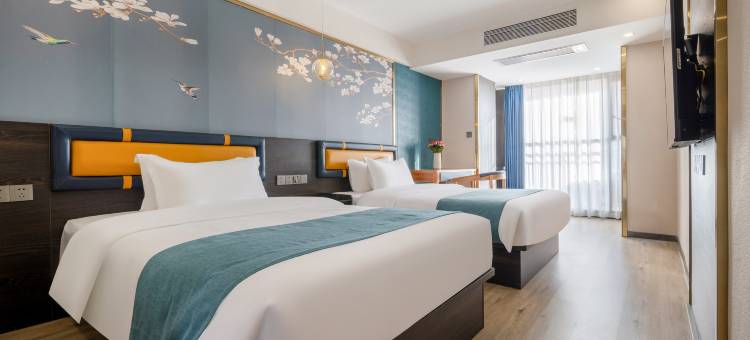 观山·鸣悦假日酒店(南宁东盟开发区客运站小帽山美食城店)图片