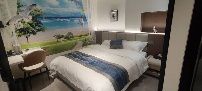 叶鸿轻居温馨主题宾馆(大连梭鱼湾足球场店)图片