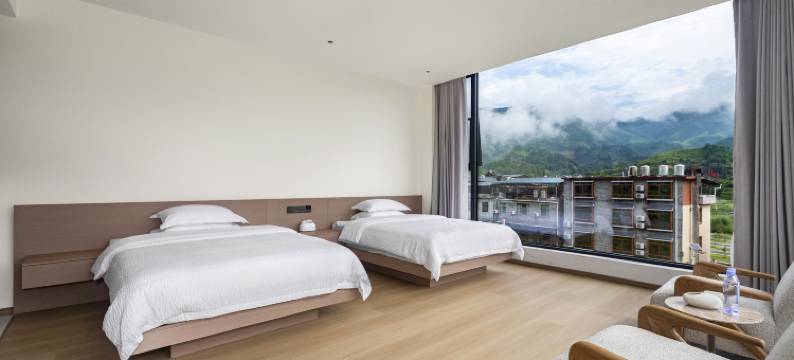 莽山源著·大峡谷畔山居图片