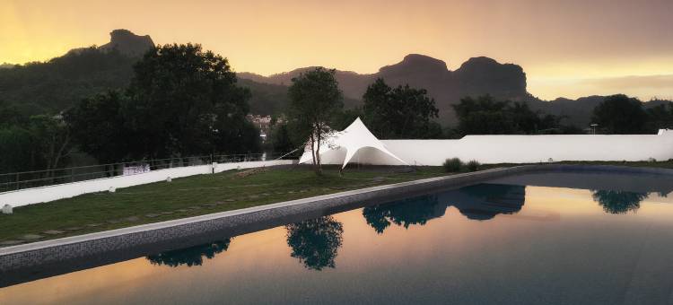 悠然江畔设计师艺术酒店图片