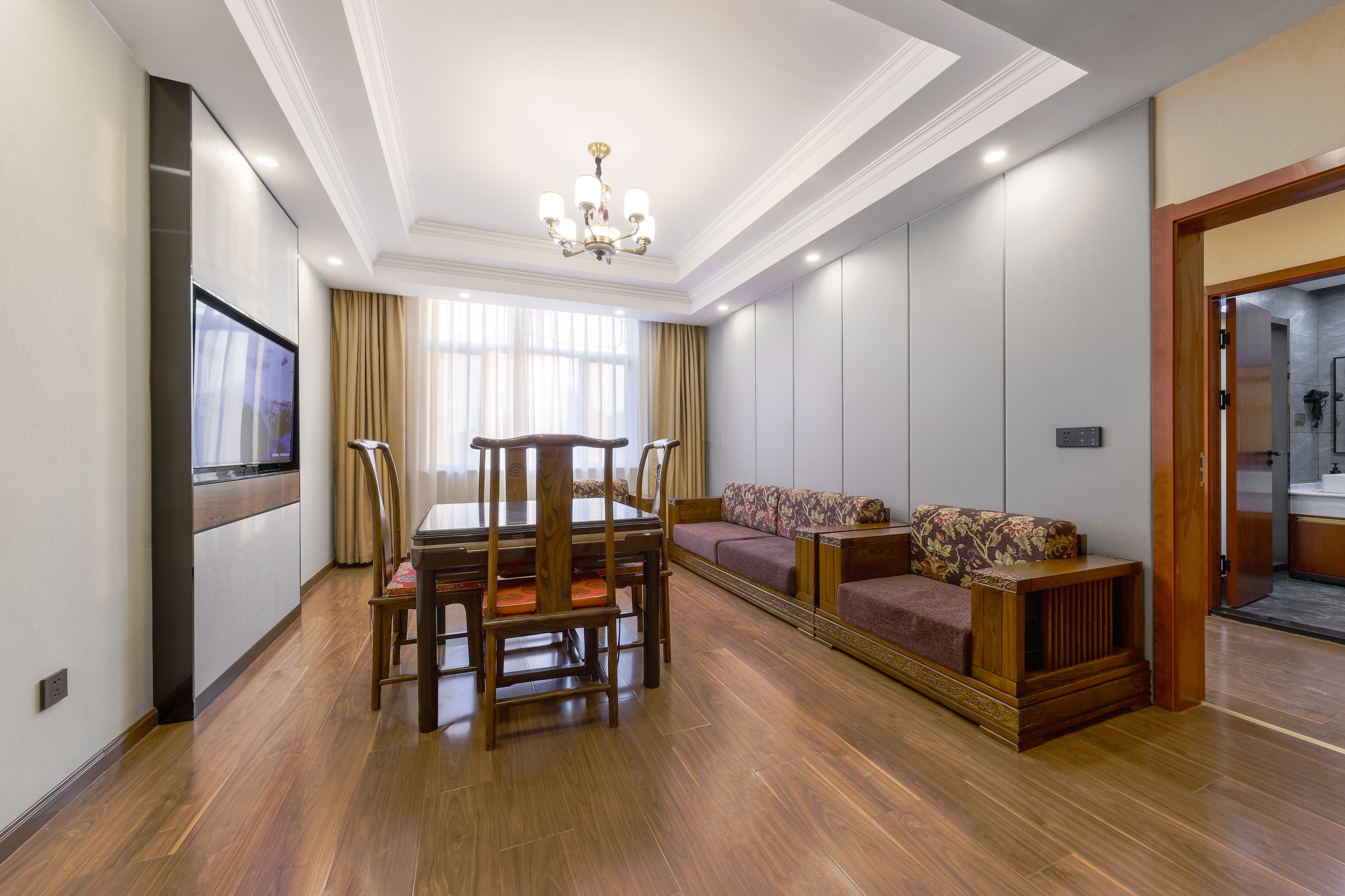 Elong R.YUN Hotel (Wulanchabu Zhiye Railway Station)Over view