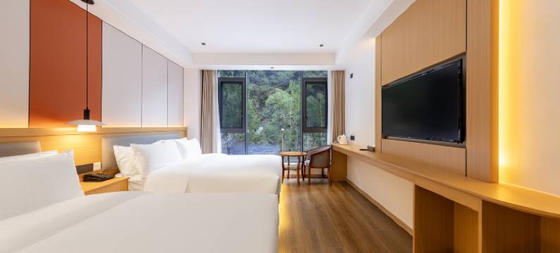 溪畔汤泉度假酒店(毕棚沟景区理小路店)图片