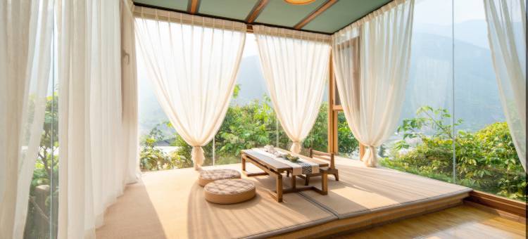 那秋药泉山居图片