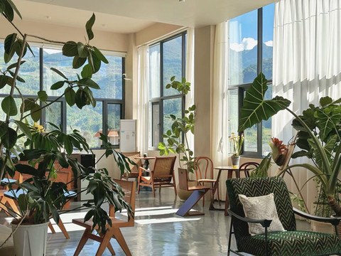 芒市日光山舍民宿