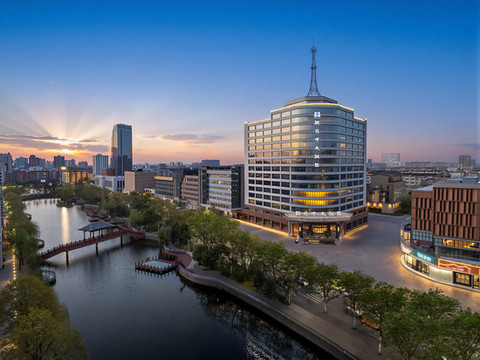 瑞贝卡大酒店(许昌曹魏古城胖东来时代广场店)