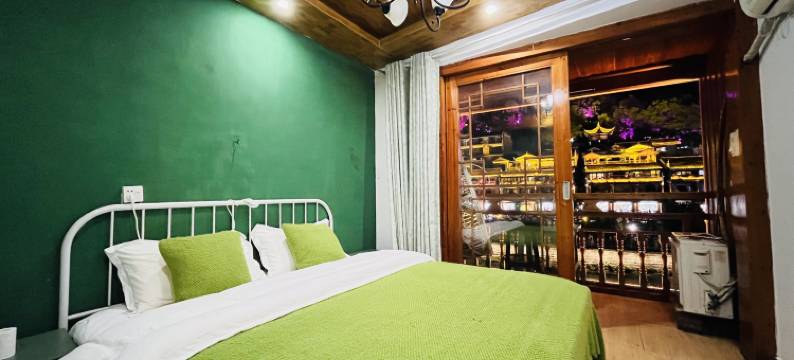 在路上江景民宿(凤凰古城店)图片