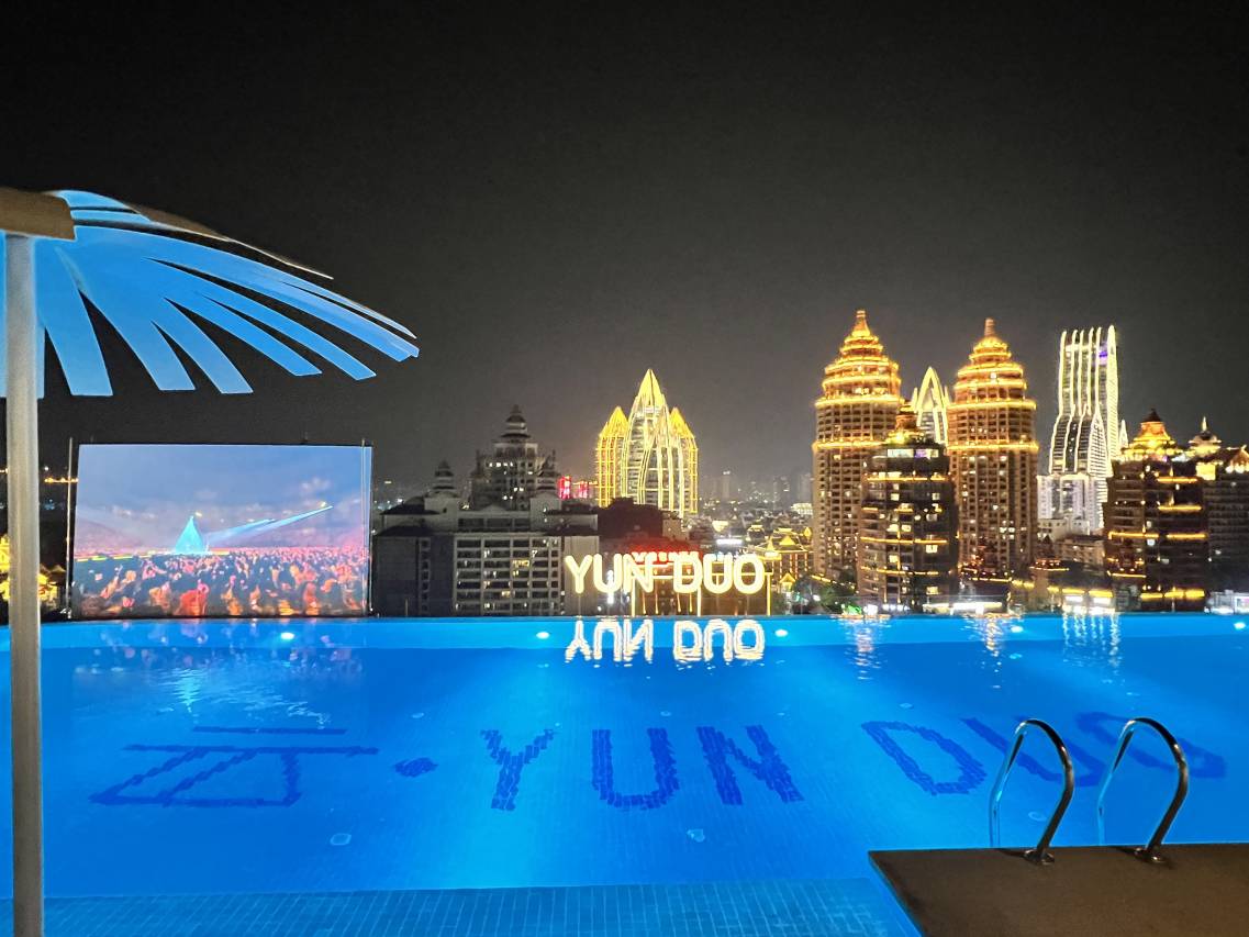 云朵星畔高空泳池度假酒店(西双版纳景洪告庄西双景星光夜市店)图片