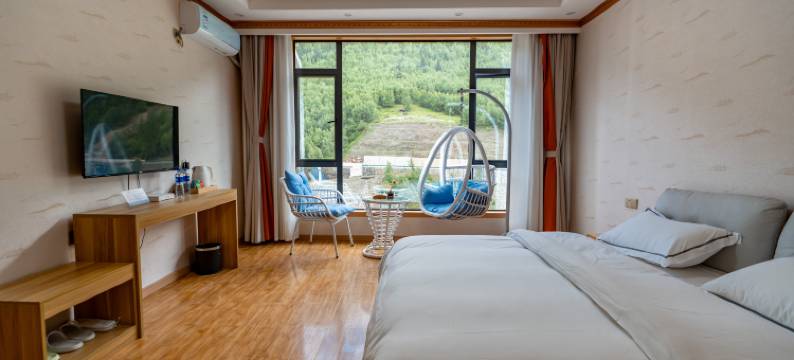 四姑娘山山与民宿图片