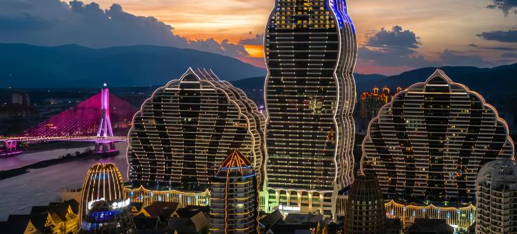 溪盼高空江景美宿图片