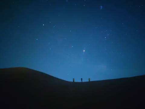 漫步星辰沙漠观星露营基地图片