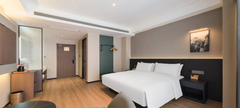 云居酒店(阜阳阜南爱琴海购物广场店)图片