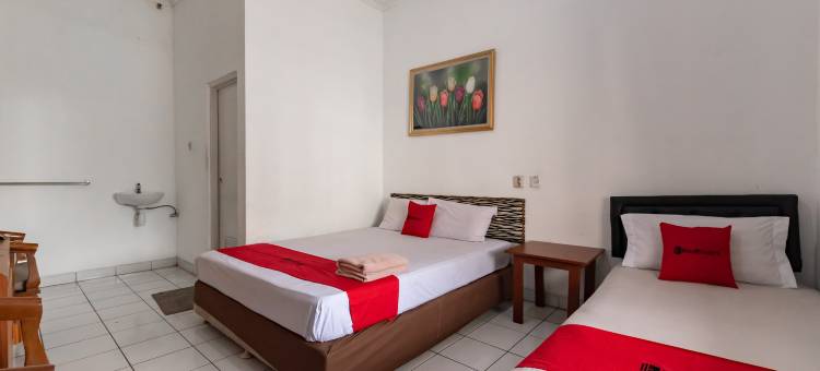 万隆市布瓦巴图红多兹@彭多克库尔尼亚酒店(RedDoorz @ Hotel pondok Kurnia near Buah Batu Bandung)图片