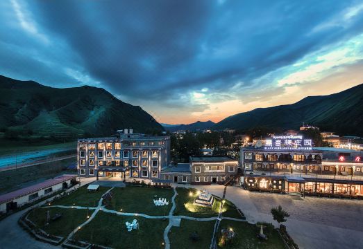 康定黑青稞庄园外景图