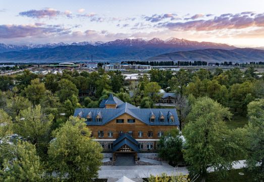 那拉提柏睿林隐酒店外景图