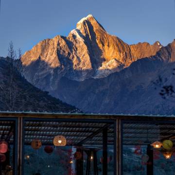 四姑娘山等风来雪山民宿(长坪沟景区长青山寨观景平台店)图片