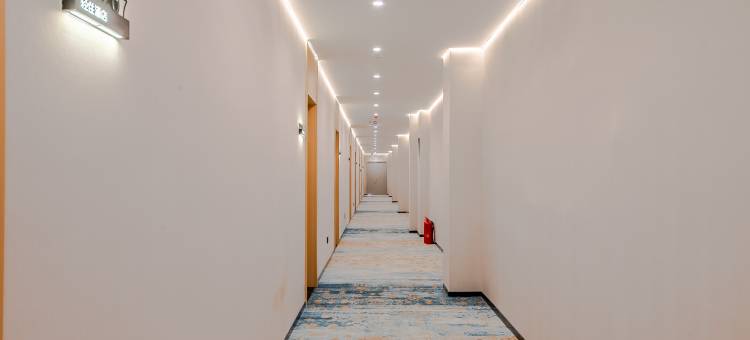 轻住酒店(青岛台东步行街营口路店)图片