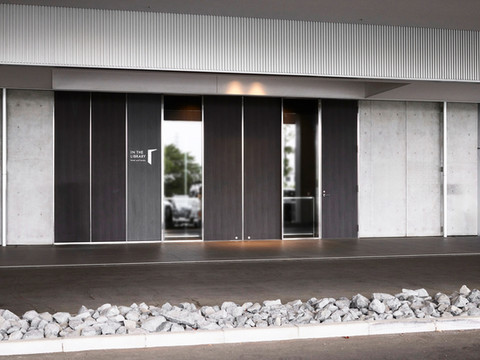 IN THE LIBRARY hotel and books 所泽