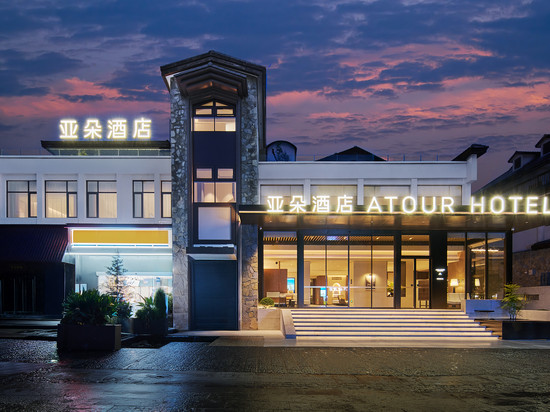 贵阳十里河滩花溪公园地铁站亚朵酒店