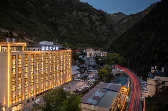 雅江瑞鸿大酒店