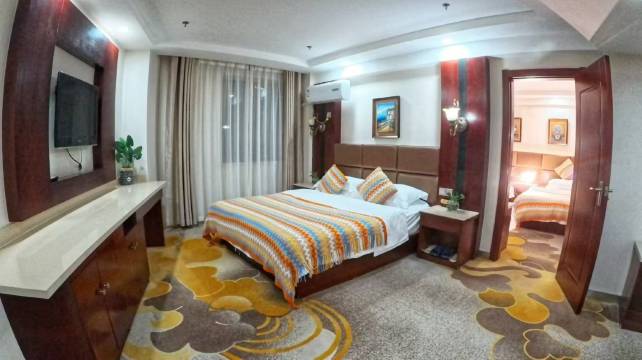 巩留阳光假日酒店