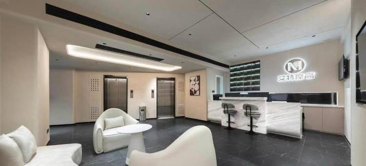 艾特摩高电竞酒店(信阳火车站天润广场店)图片