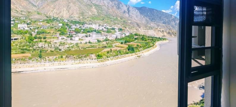 德钦海湾8号江景大酒店图片