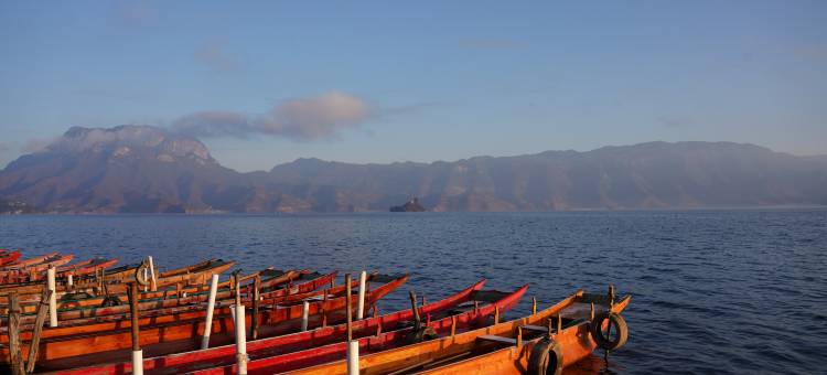 泸沽湖泊岸度假半山湖景酒店图片
