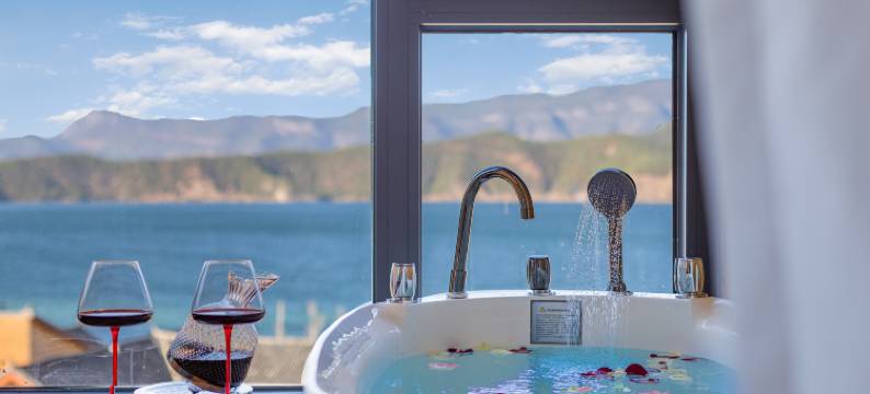 泸沽湖伴山隐宿湖景度假酒店图片