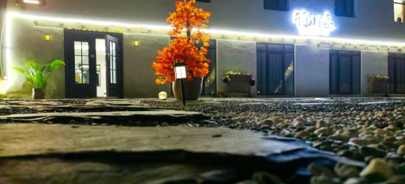 冷噶措行山迹野奢民宿图片