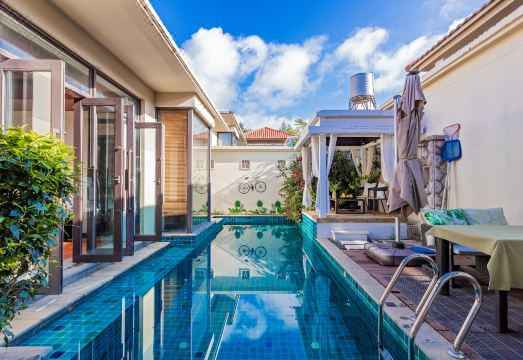 Fuxian Lake Yuehuwan Pool Villa Hotel Overview