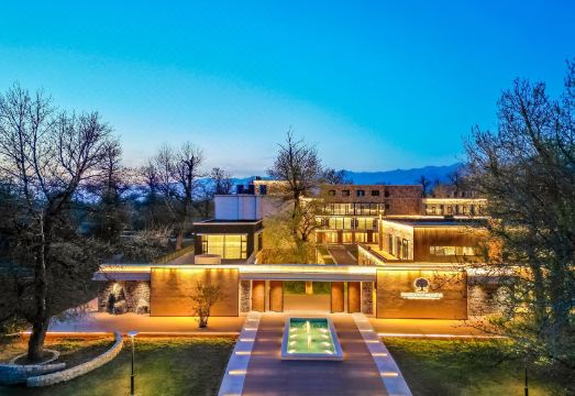 那拉提胡杨林生态度假酒店外景图