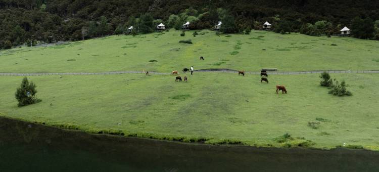 香格里拉无底湖秘境帐篷营地图片