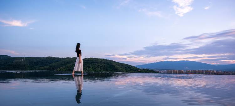 云漫星空悬崖全景度假酒店(告庄西双景店)图片