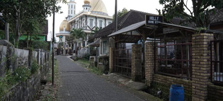 O酒店Holy民宿靠近塔曼萨里村咖啡旅游区(Hotel O Holy HomestayNearWisata Kopi Desa Tamansari)图片