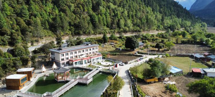 朗秋泊岸山居图片