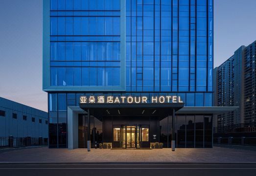 武汉张家湾省人民医院洪山院区亚朵酒店外景图