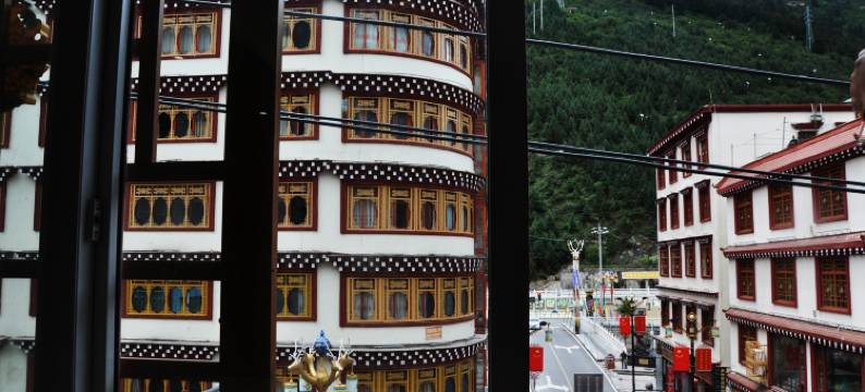 白玉华藏大酒店图片