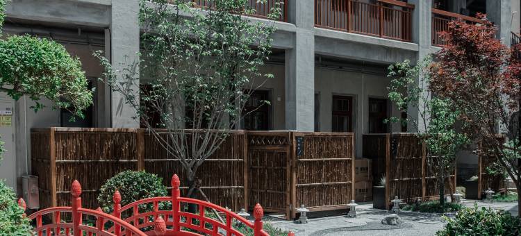 顺德府角堡客栈(青岛栈桥中山路地铁站店)图片