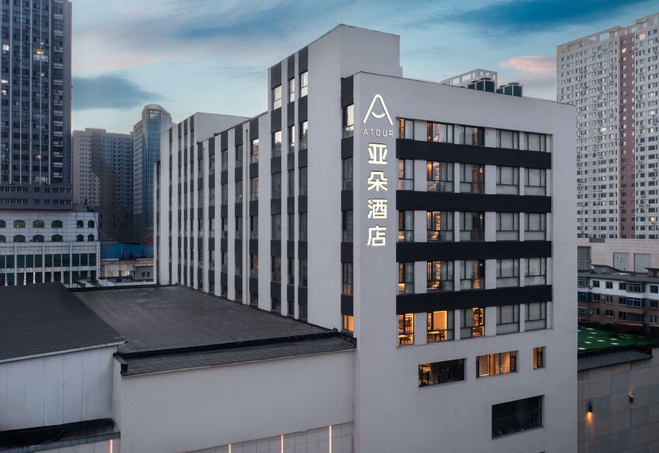 抚顺南站罕王亚朵酒店外景图