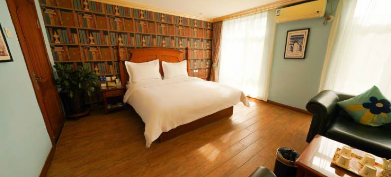 丽呈雅客小镇酒店(青年路中车轨道店)图片