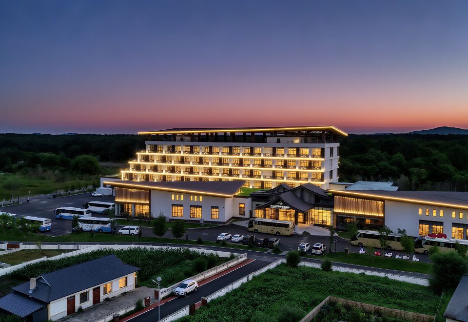 奶头山村温泉度假酒店外景图