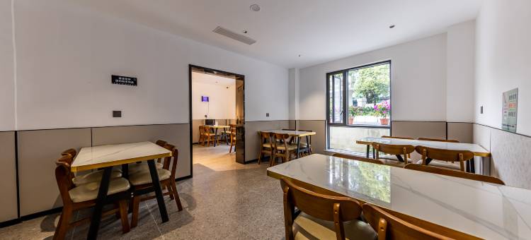 阅归·柏岳MAX影院花园酒店(贵阳甲秀楼青云市集店)图片