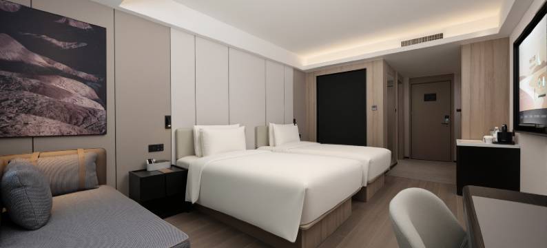 西安小寨石油大学亚朵酒店图片