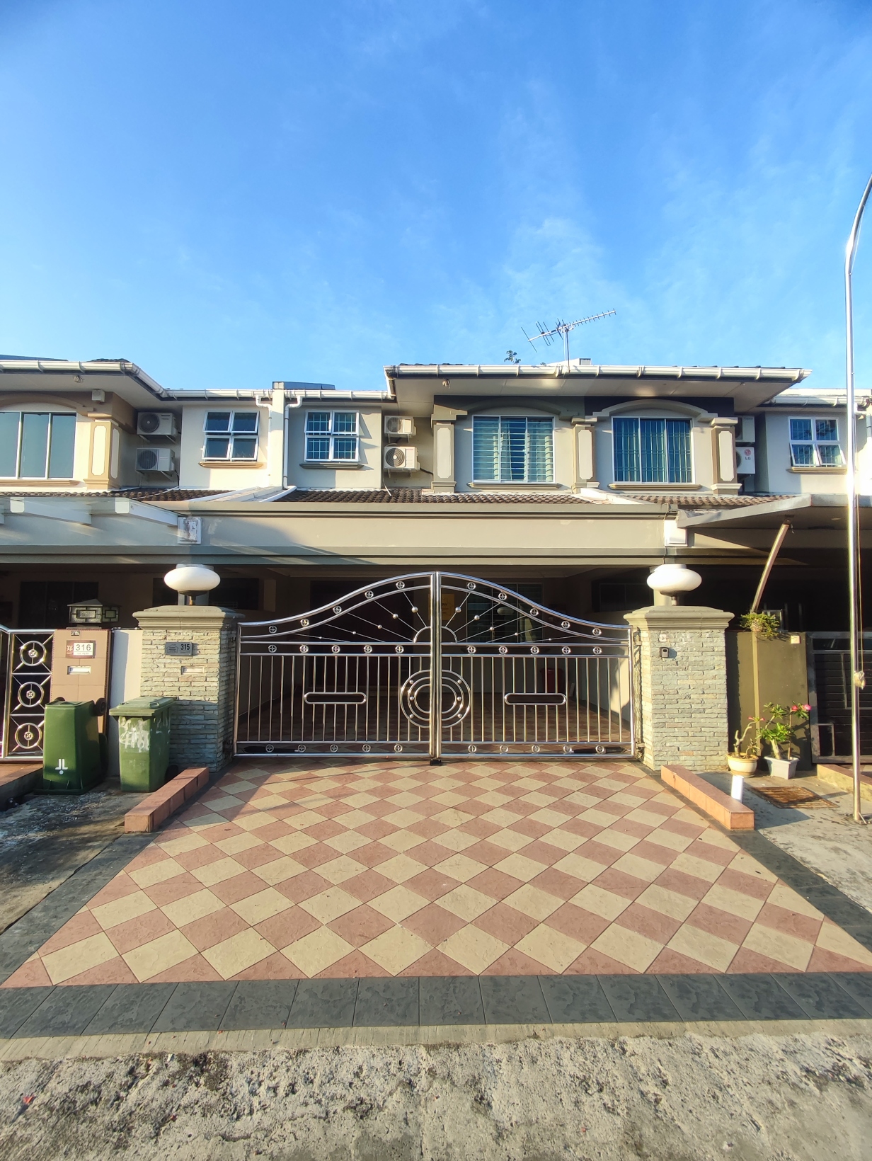 Sunny Homestay Kuching - Landed 14 PaxOver view