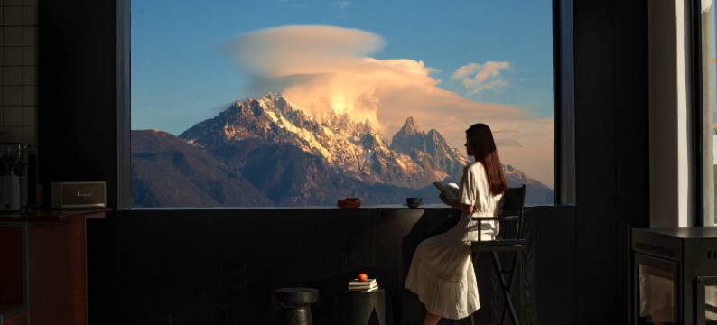 麓鸣·山赞｜雪山IMAX电影画框·日照金山揽景云宿(丽江古城店)图片