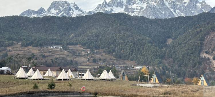 玉龙雪山日照金山途宿campsite观景营地图片