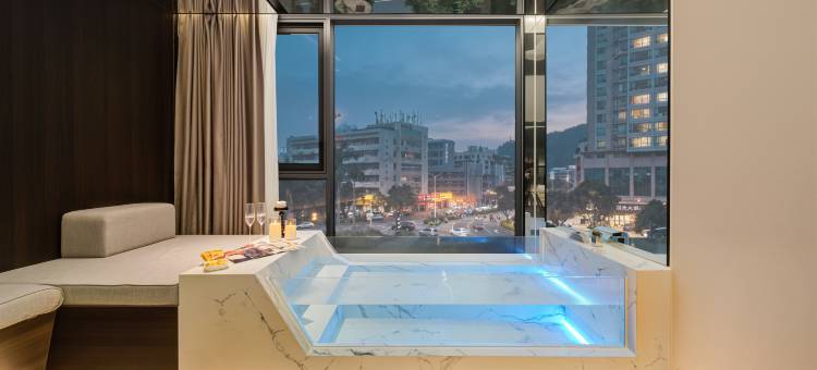 SKY·半岛假日酒店(珠海情侣中路万象汇店)图片