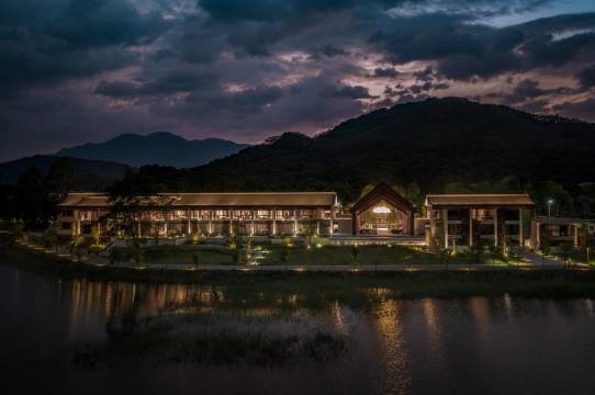 过云山居·显岗水库：临湖建筑夜景