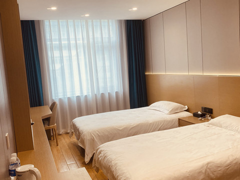 康县怡周轻居酒店